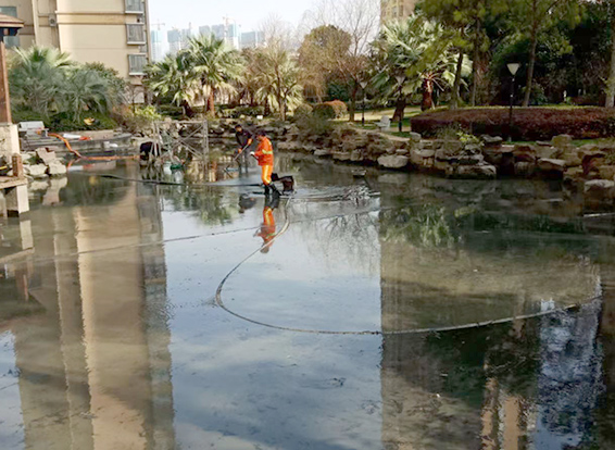 灞桥景观池淤泥清理