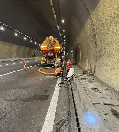 灞桥隧道排水渠清淤